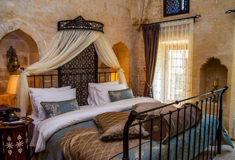 اتاق لوکس با تخت بزرگ, Mardius Tarihi Konak