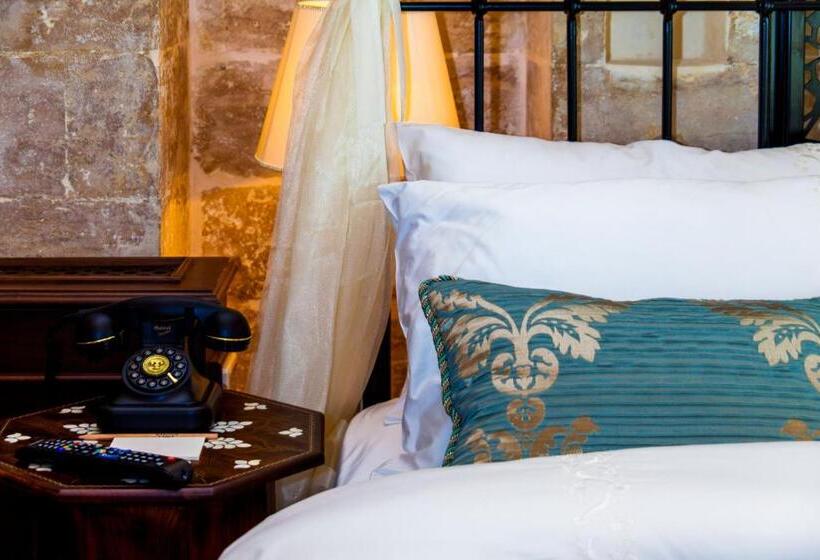 اتاق لوکس با تخت بزرگ, Mardius Tarihi Konak