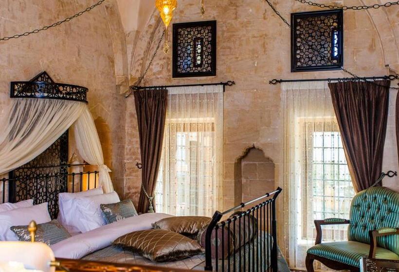 اتاق لوکس با تخت بزرگ, Mardius Tarihi Konak