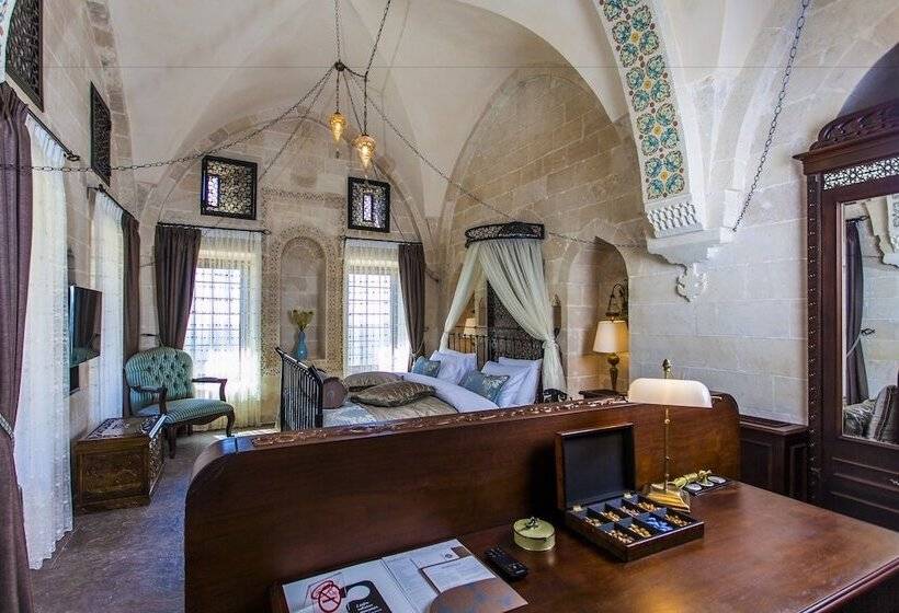 اتاق لوکس با تخت بزرگ, Mardius Tarihi Konak