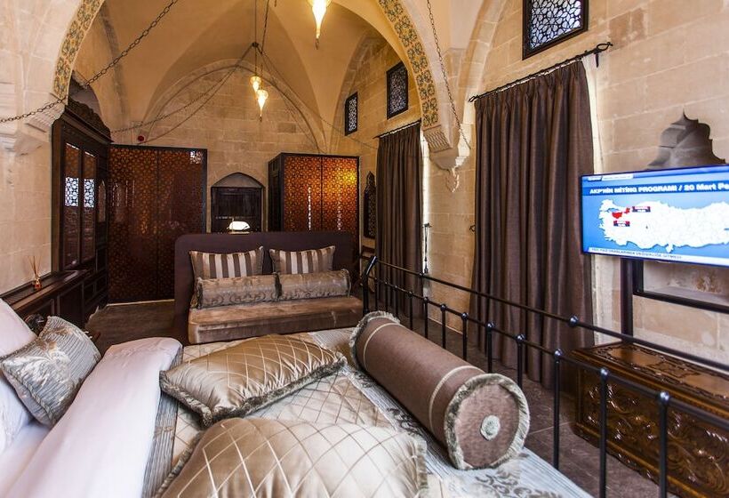 اتاق لوکس با تخت بزرگ, Mardius Tarihi Konak