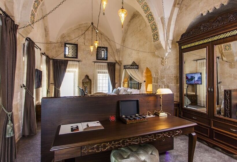 اتاق لوکس با تخت بزرگ, Mardius Tarihi Konak