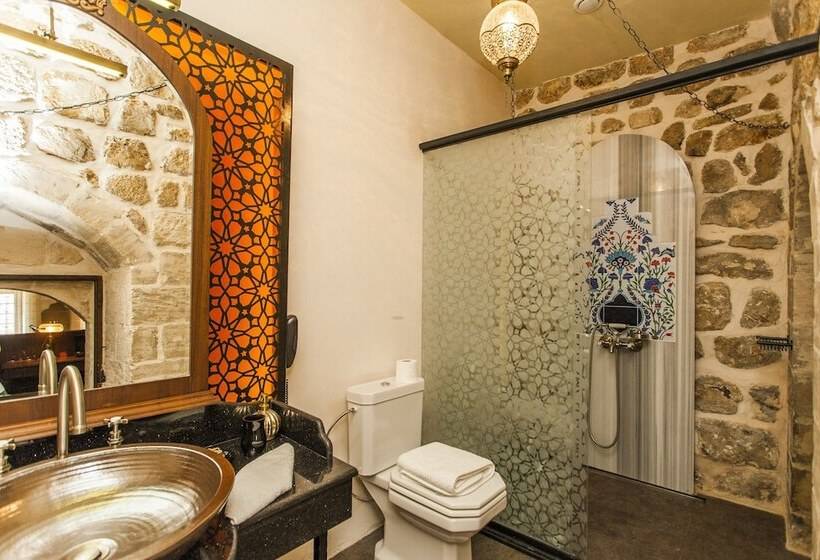 اتاق لوکس با تخت بزرگ, Mardius Tarihi Konak