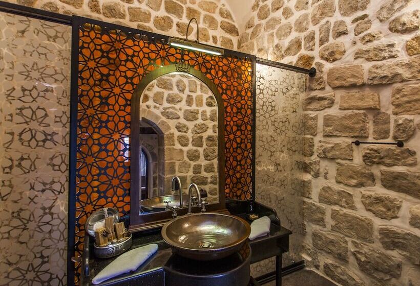 اتاق لوکس با تخت بزرگ, Mardius Tarihi Konak