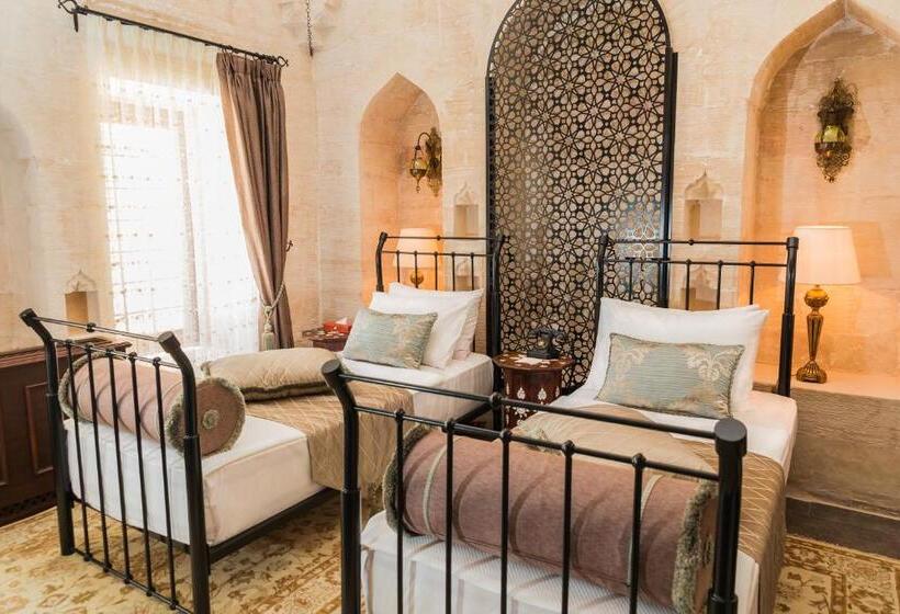 اتاق لوکس, Mardius Tarihi Konak