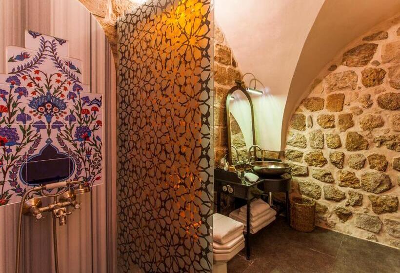 اتاق لوکس, Mardius Tarihi Konak