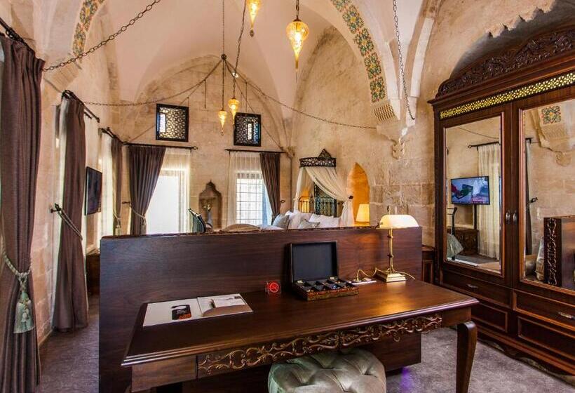 اتاق لوکس با تخت بزرگ, Mardius Tarihi Konak