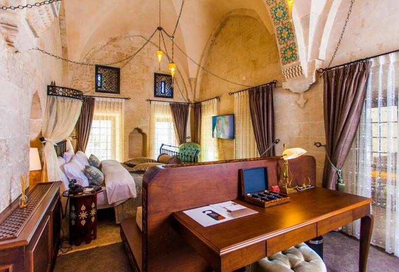 اتاق لوکس با تخت بزرگ, Mardius Tarihi Konak