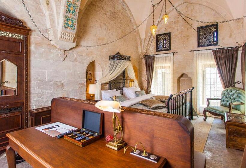 اتاق لوکس با تخت بزرگ, Mardius Tarihi Konak