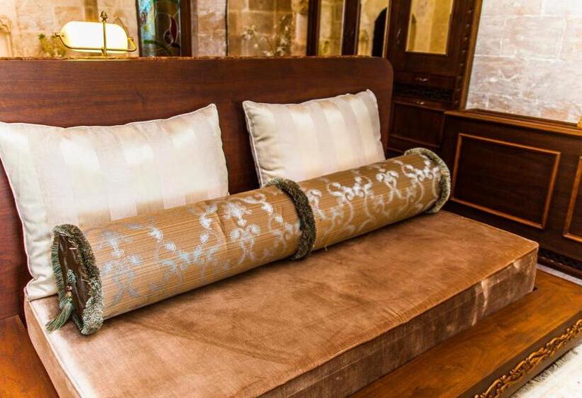 اتاق لوکس با تخت بزرگ, Mardius Tarihi Konak