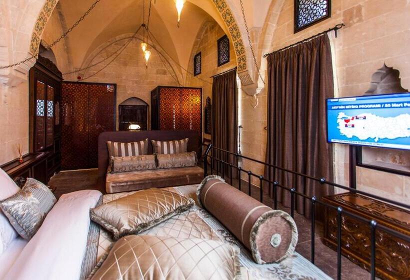 اتاق لوکس با تخت بزرگ, Mardius Tarihi Konak