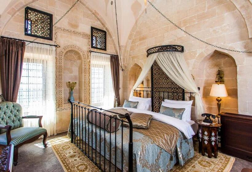 اتاق لوکس با تخت بزرگ, Mardius Tarihi Konak