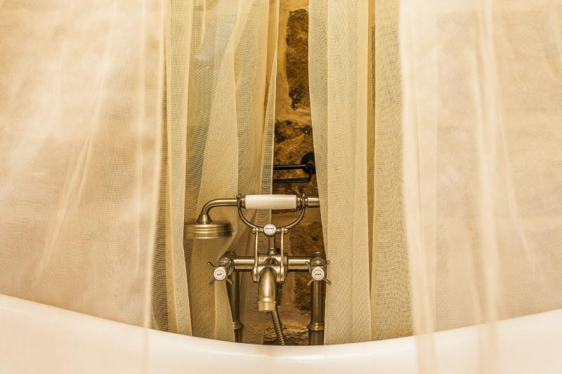 اتاق لوکس, Mardius Tarihi Konak