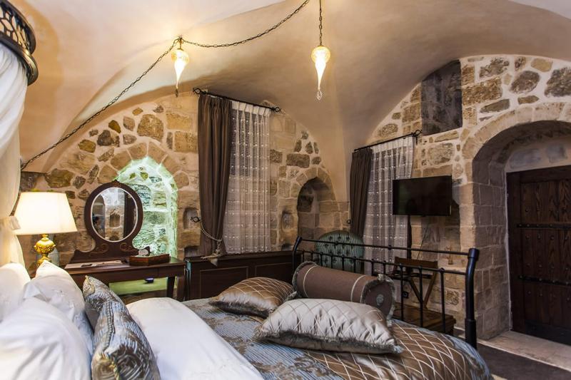 اتاق لوکس, Mardius Tarihi Konak