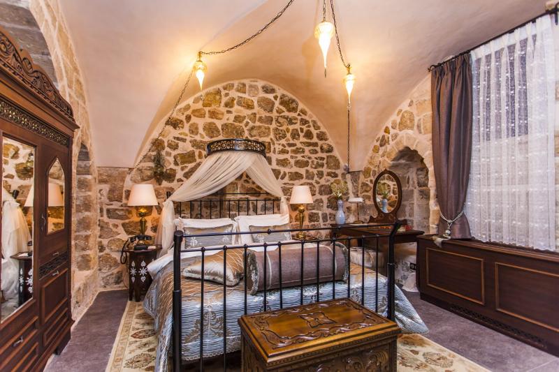 اتاق لوکس, Mardius Tarihi Konak