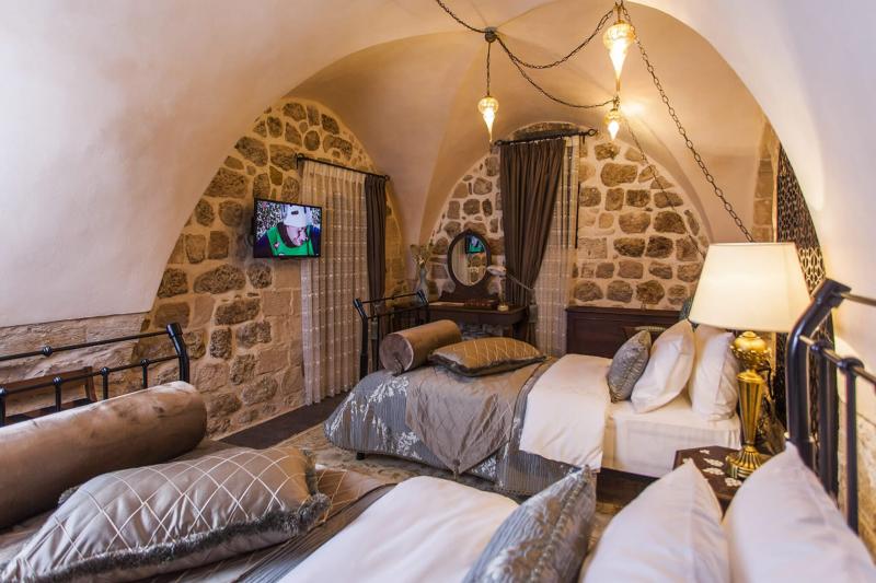 اتاق لوکس, Mardius Tarihi Konak