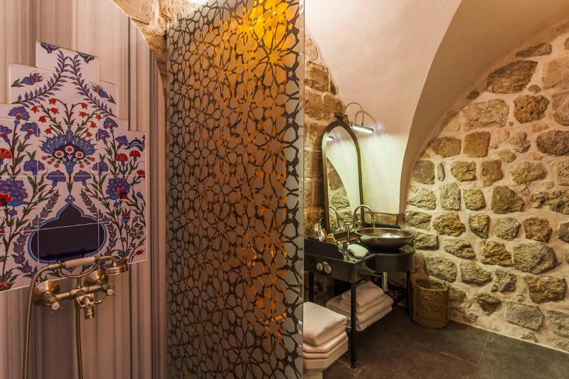 اتاق لوکس, Mardius Tarihi Konak