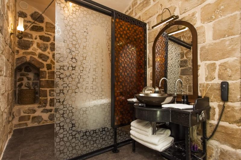 اتاق لوکس, Mardius Tarihi Konak