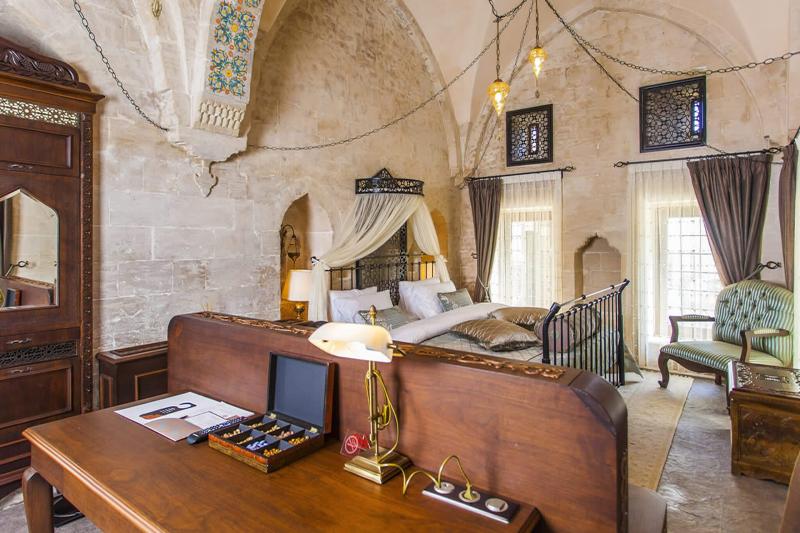 اتاق لوکس با تخت بزرگ, Mardius Tarihi Konak