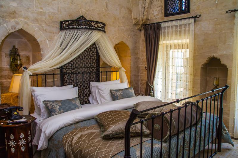 اتاق لوکس با تخت بزرگ, Mardius Tarihi Konak