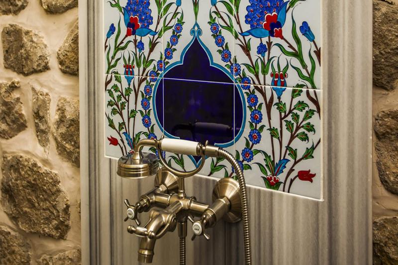 اتاق لوکس با تخت بزرگ, Mardius Tarihi Konak