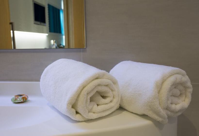 스탠다드 트리플 룸, Marineland Hôtel
