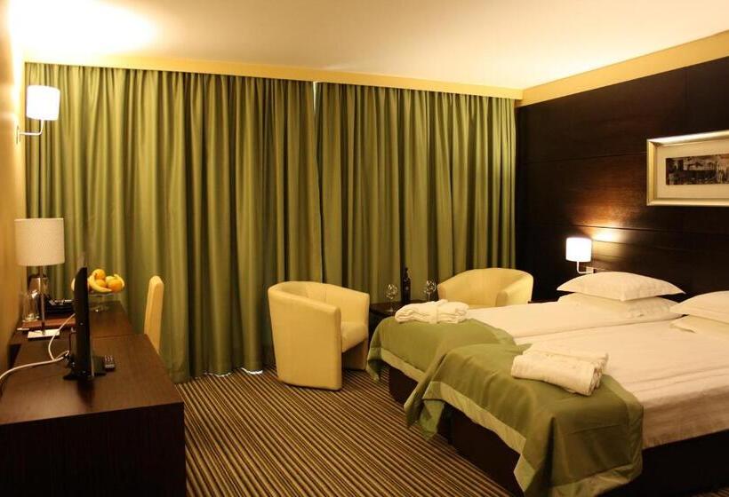 חדר סטנדרט עם מרפסת, Best Western Plus Olives City Hotel   Free Parking