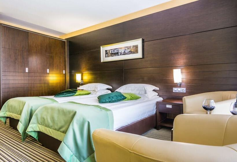 חדר סטנדרט עם מרפסת, Best Western Plus Olives City Hotel   Free Parking