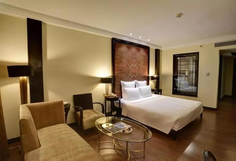 اتاق اجرایی با تخت بزرگ, Pearl Continental Hotel, Muzaffarabad