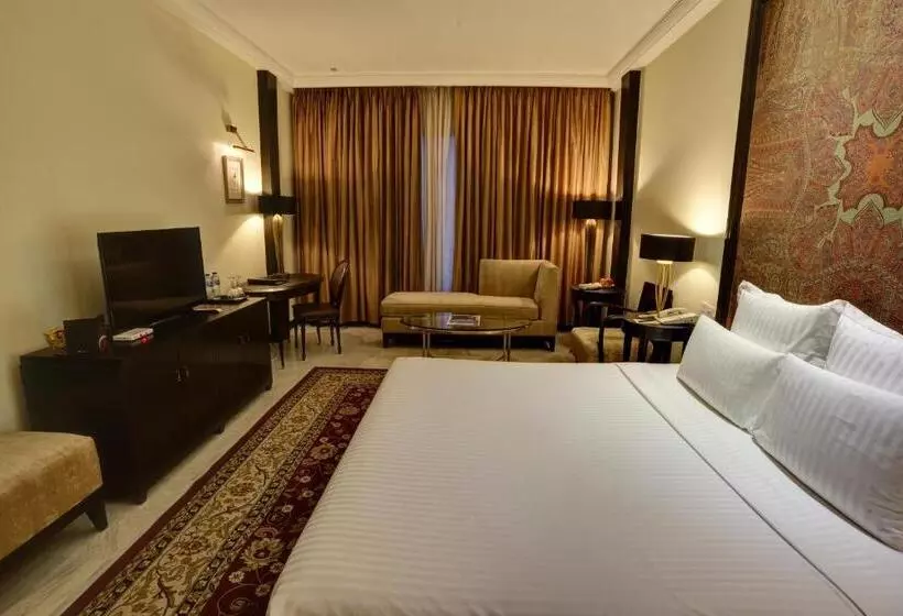 اتاق اجرایی با تخت بزرگ, Pearl Continental Hotel, Muzaffarabad