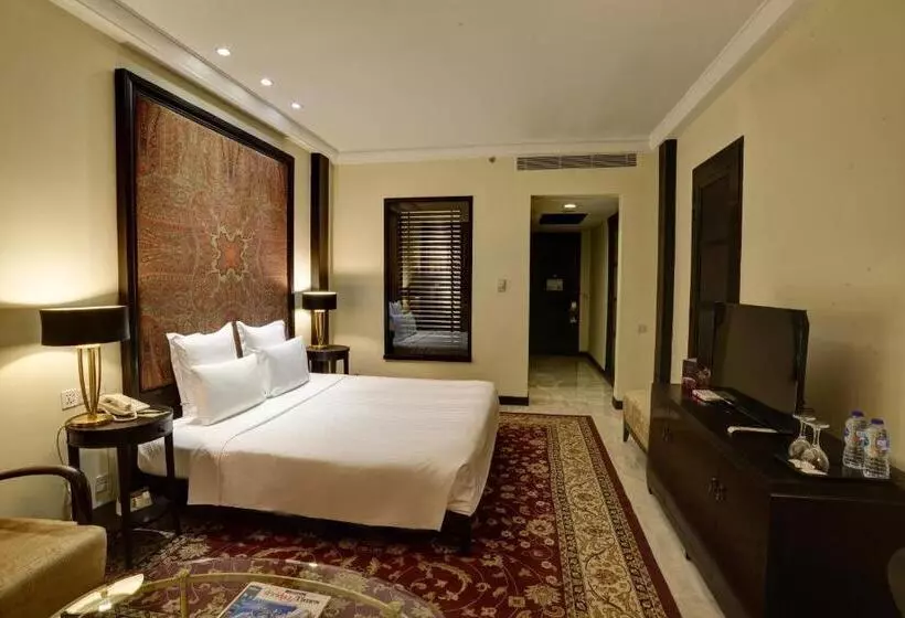 اتاق اجرایی با تخت بزرگ, Pearl Continental Hotel, Muzaffarabad