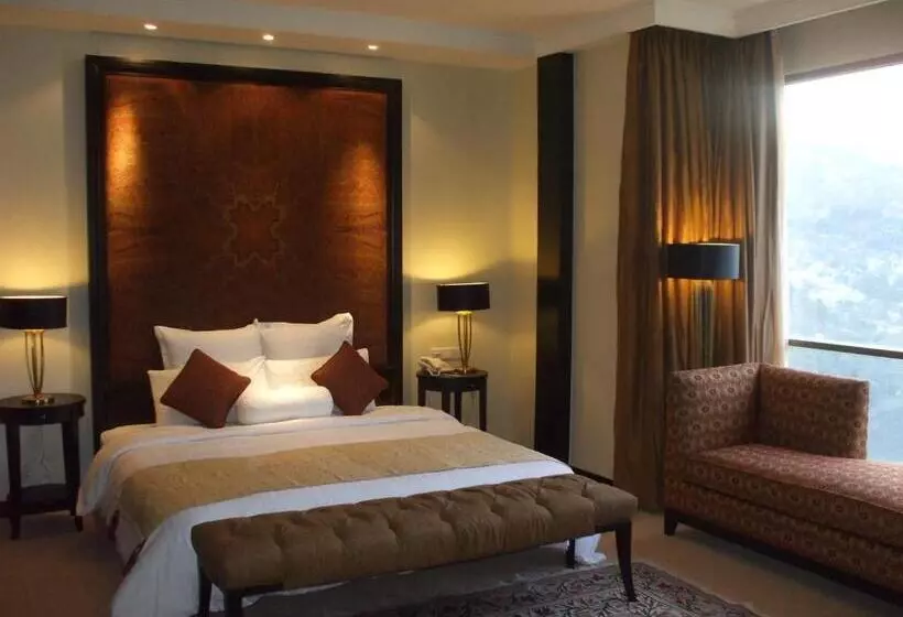 اتاق لوکس با تخت بزرگ, Pearl Continental Hotel, Muzaffarabad