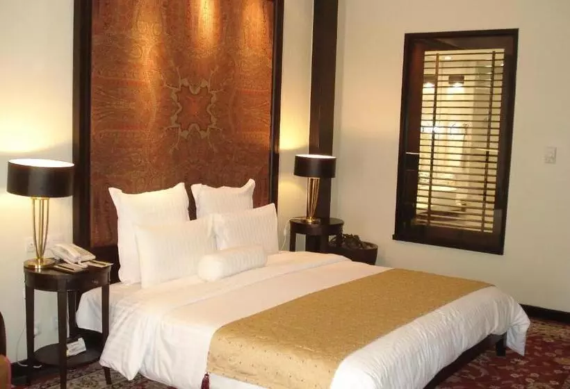 اتاق لوکس با تخت بزرگ, Pearl Continental Hotel, Muzaffarabad