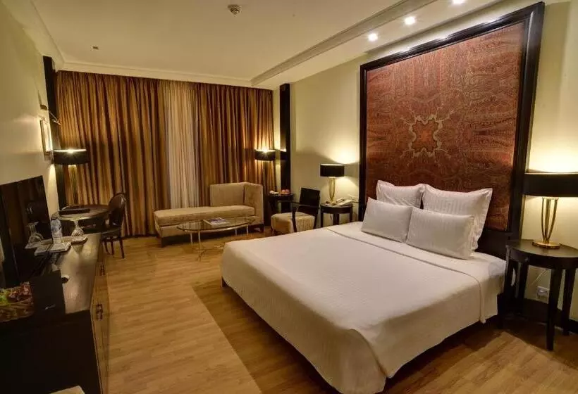 اتاق لوکس با تخت بزرگ, Pearl Continental Hotel, Muzaffarabad