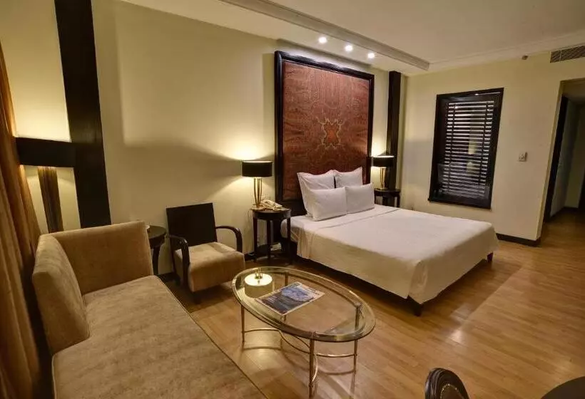 اتاق لوکس با تخت بزرگ, Pearl Continental Hotel, Muzaffarabad