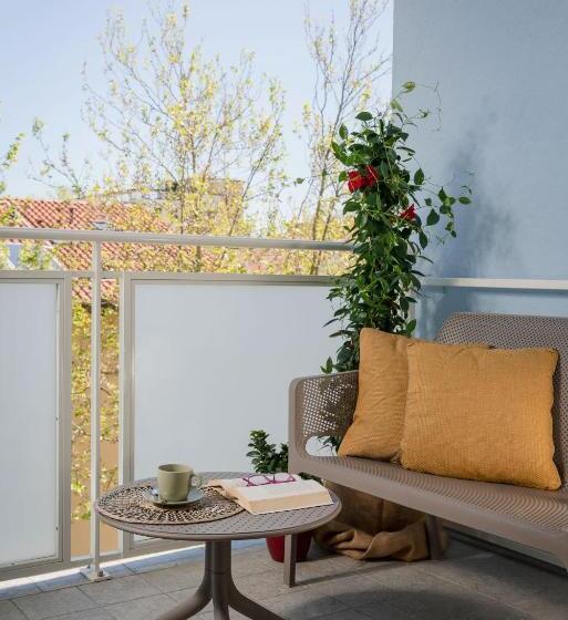 חדר סטנדרט לשלושה עם מרפסת, Nido Suite & Apartments