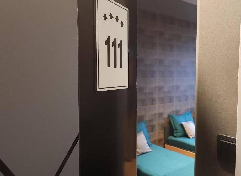 اتاق استاندارد, In Club