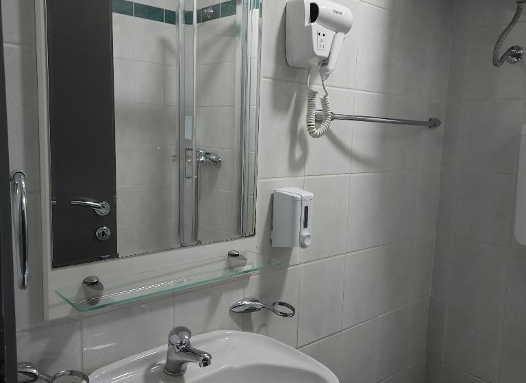 اتاق استاندارد, In Club