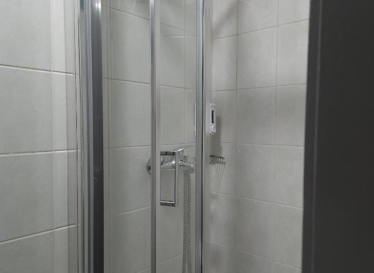 اتاق استاندارد, In Club