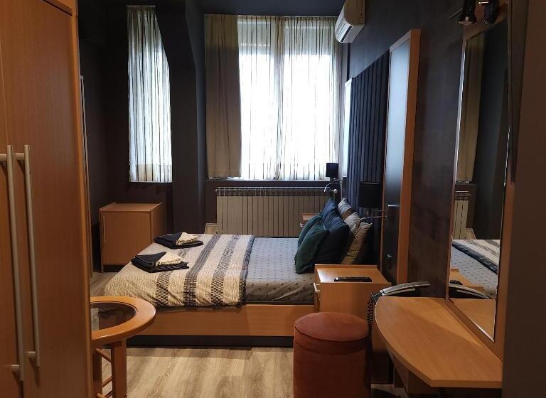 اتاق استاندارد, In Club