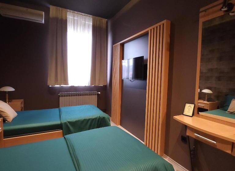 اتاق لوکس چهار تخته, In Club