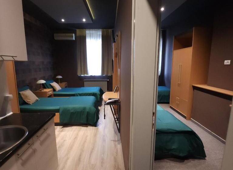 اتاق لوکس چهار تخته, In Club