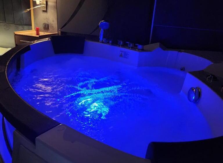 اتاق استاندارد با وان آب گرم, In Club