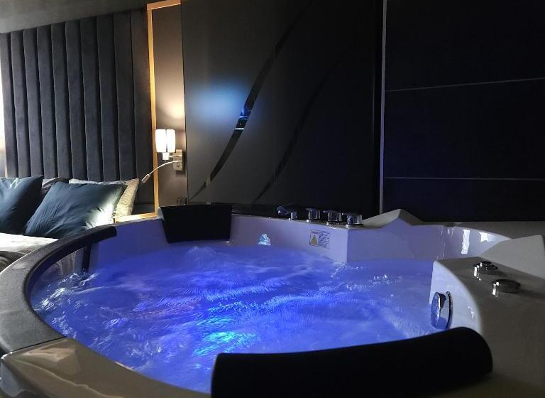 اتاق استاندارد با وان آب گرم, In Club