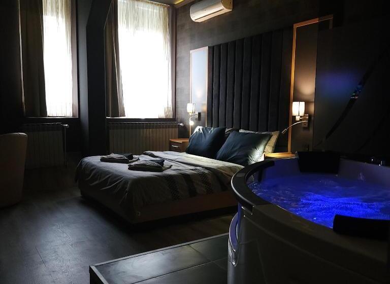 اتاق استاندارد با وان آب گرم, In Club