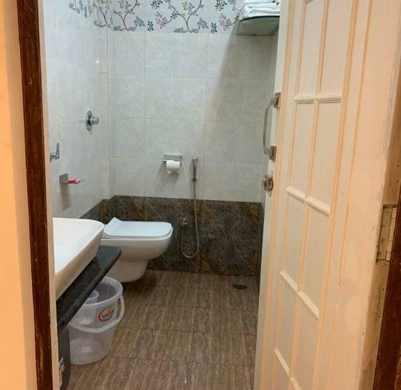 מיטת קינג בסוויטה, Magan Niwas