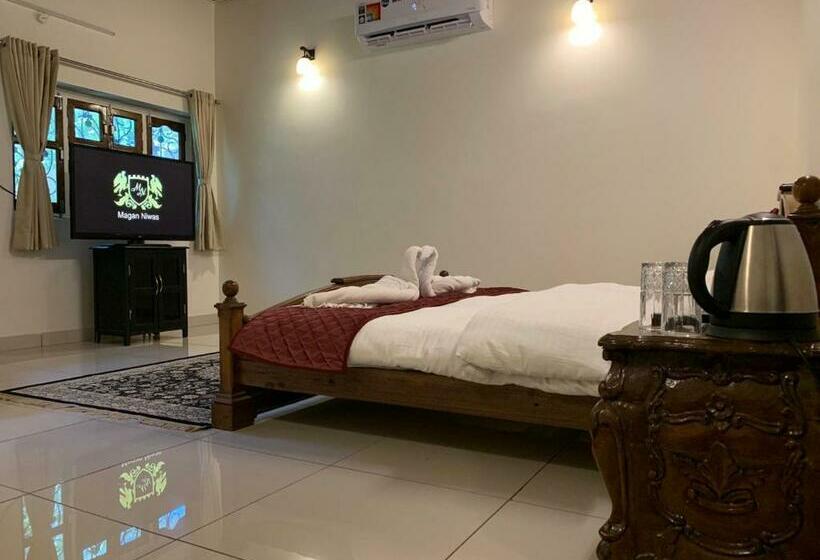 מיטת קינג בסוויטה, Magan Niwas