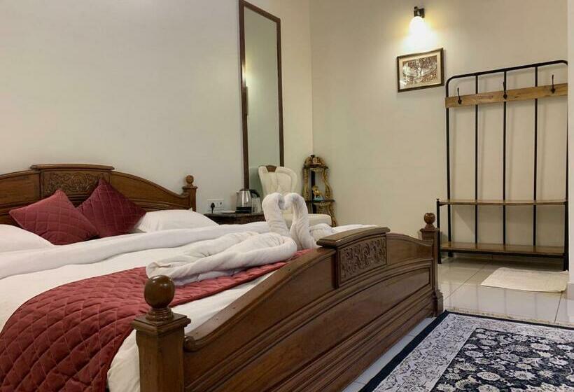 מיטת קינג בסוויטה, Magan Niwas