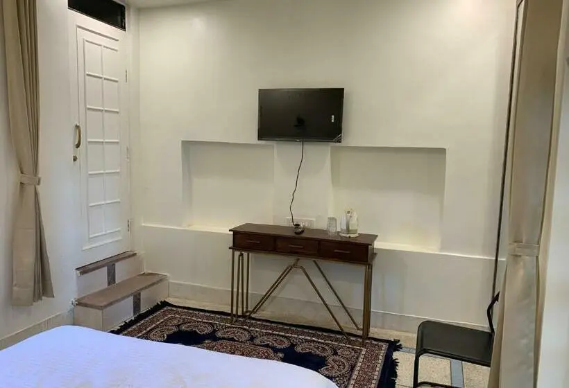 اتاق لوکس, Magan Niwas
