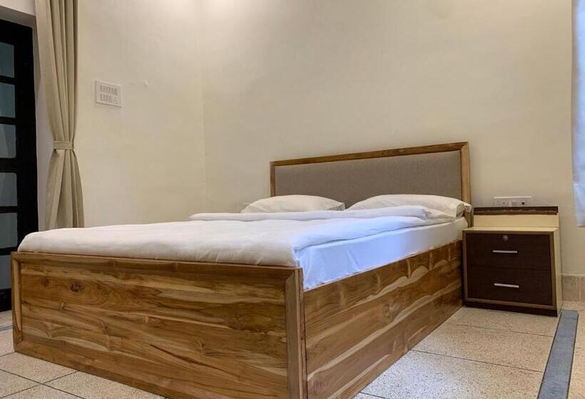 Quarto Estandar, Magan Niwas